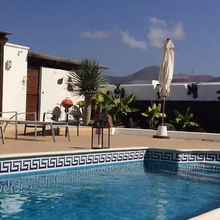 Playa Blanca Sleeps 6 Pool Wifi Apartment *